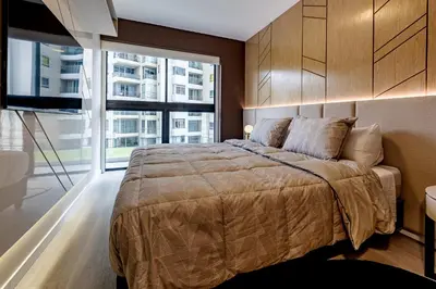 a bedroom with a large bed and a large window at Apartamento acogedor con vista a la calle in Lima