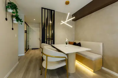 a dining room with a table and some chairs at Apartamento acogedor con vista a la calle in Lima