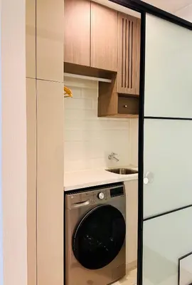 a kitchen with a washing machine in a kitchen at Apartamento acogedor con vista a la calle in Lima