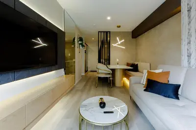 a living room with a couch and a table at Apartamento acogedor con vista a la calle in Lima
