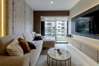 a living room with a couch and a table at Apartamento acogedor con vista a la calle in Lima