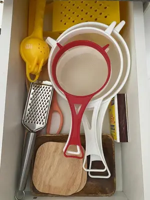 a group of kitchen utensils in a box at e-t*| Apartamento frente al mar in Cerro Azul