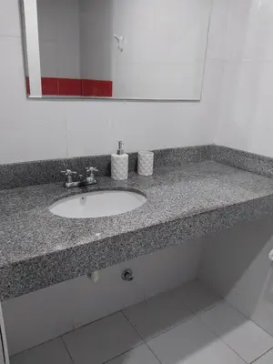 a bathroom counter with a sink and a mirror at Amplio Departamento amoblado, Condominio Parques de la Huaca - San Miguel in Lima