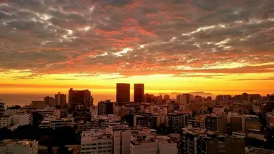 a view of a city at sunset at Habitación con Baño privado en Departamento Compartido in Lima