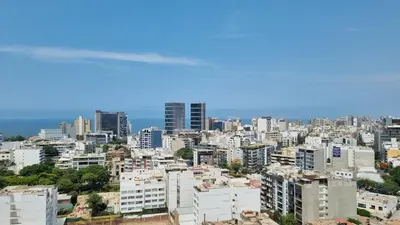 a view of a city with tall buildings at Habitación con Baño privado en Departamento Compartido in Lima