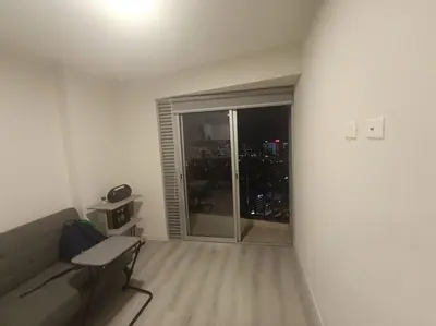 a white living room with a couch and a window at Piso 31, Último piso, con vista Panorámica in Lima