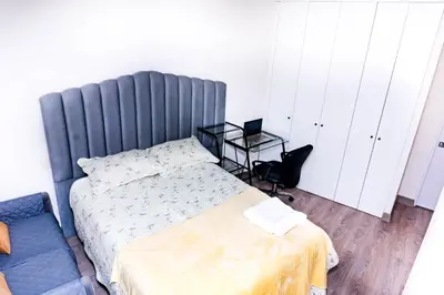 a bedroom with a bed and a desk with a laptop at 1 Habitación en Apto de 2 habitaciones en Centro Financiero San Isidro in Lima