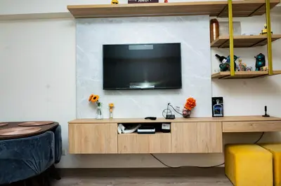 a living room with a television on a wall at 1 Habitación en Apto de 2 habitaciones en Centro Financiero San Isidro in Lima
