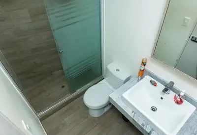 a bathroom with a shower and a toilet and a sink at 1 Habitación en Apto de 2 habitaciones en Centro Financiero San Isidro in Lima