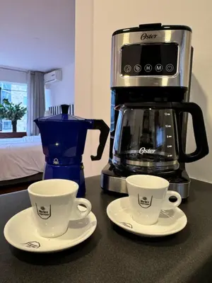 two cups and a coffee maker on a counter at Loft en el centro de San Isidro Pet Friendly in Lima