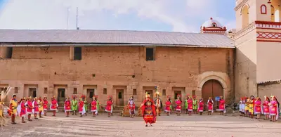 a group of people standing in front of a building at HOTEL HUAYTARA CasaBlanca in Huaytará