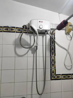 a shower head on a wall in a bathroom at Cómoda habitación independiente in Lima