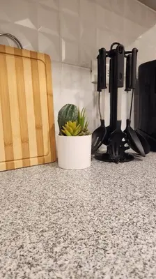 a plant in a white pot on a counter at Hermoso departamento in Lima