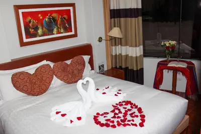 a bed with hearts and two swans on it at Hotel Wiracocha Machupicchu in Machu Picchu