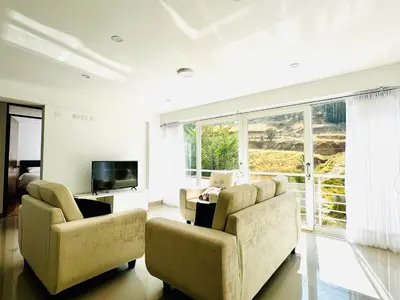 a living room with two chairs and a television at Hermoso depa a 10 min del Centro de Huancayo in Huancayo