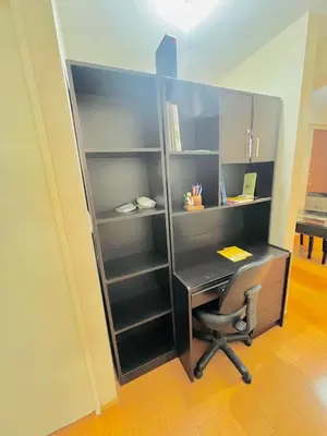 a book shelf with a desk and a chair at Apartamento en Santiago de Surco in Lima