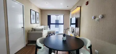 a small living room with a table and chairs at Hermoso Departamento Miraflores in Lima