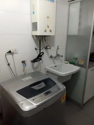 a small bathroom with a sink and a counter at Moderno Apartamento Vista al Parque - San Borja Sur - Lima Perú in Lima