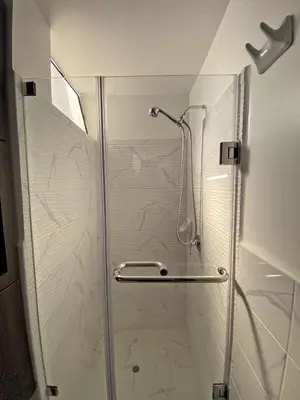 a shower with a glass door in a bathroom at Cerca a las universidades San Marcos y Católica in Lima