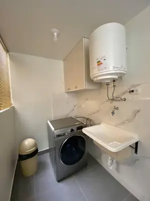 a bathroom with a washing machine and a sink at Cerca a las universidades San Marcos y Católica in Lima