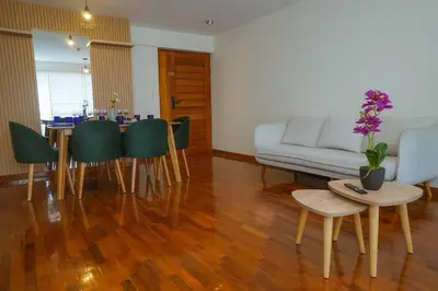 a living room with a couch and a table and chairs at Bello Familiar Miraflores Larcomar Kennedy in Lima