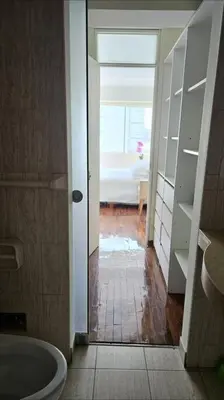 a bathroom with a tub and a toilet in a room at Bello Familiar Miraflores Larcomar Kennedy in Lima