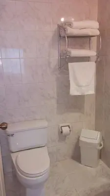 a bathroom with a white toilet and some towels at Residencial Pardo in Lima
