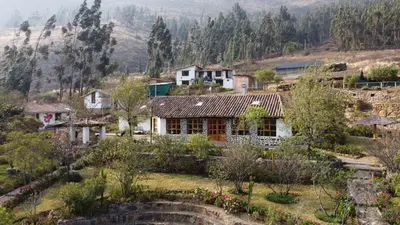 a house in a village in the mountains at Tika bungalows hotel in Ollantaytambo
