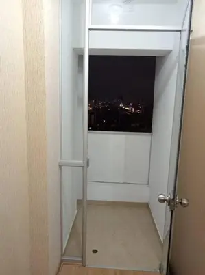 an open door to a room with a window at Apartamento cómodo, como tu hogar in Lima