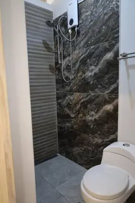 a bathroom with a toilet and a shower at Casa sabina aeropuerto entera in Lima
