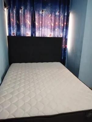 a bed in a room with a window with a mattress at Departamento Duplex Aeropuerto y plaza cerca de ti! in Lima