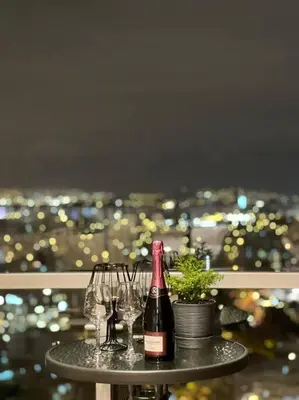 a table with wine glasses and a bottle of wine at Premium Loft-Moderno y Acogedor in Lima