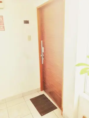 a door in a room with a mat in front of it at Departamento Lima acogedor, ventilado, cálido y moderno San miguel, Lima, Perú in Lima