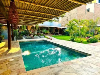 a swimming pool in the middle of a yard at Casa El Oasis de Ica in Ica