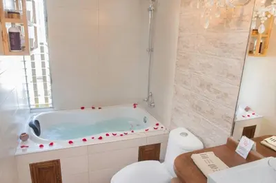 a bathroom with a bath tub and a toilet at Departamento jacuzzi Miraflores in Lima