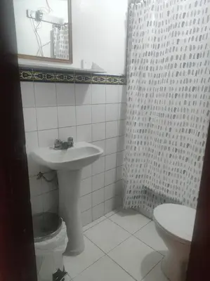 a bathroom with a sink and a toilet and a mirror at Cómoda habitación independiente Miraflores in Lima