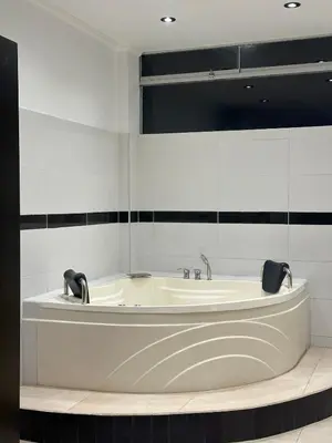 a large white bath tub in a room at Vista a Mar in Huaral