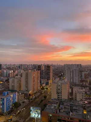 a city skyline at dusk with a sunset at Vista Brasil Dúplex in Lima