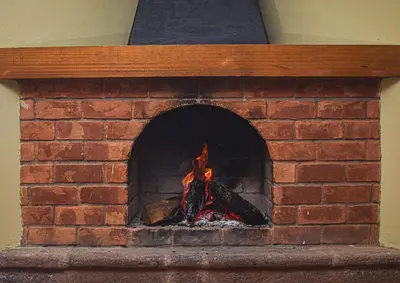 a brick oven with a fire in it at Acogedor Departamento en Barrio Resbalosa, a 5 Min de la Plaza de Cusco in Cusco