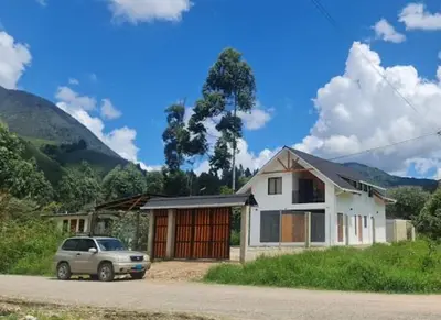 a car parked in front of a house at La Casa de Anni Departamento 3 in Oxapampa