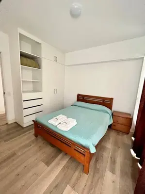 a small bedroom with a bed with a green mattress at Amplio, Bonito , Silencioso y céntrico en Miraflores in Lima
