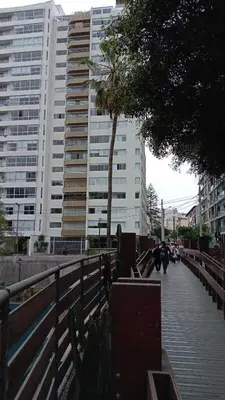 a sidewalk in a city with a tall building at Alojamiento Miraflores 3 habitaciones in Lima