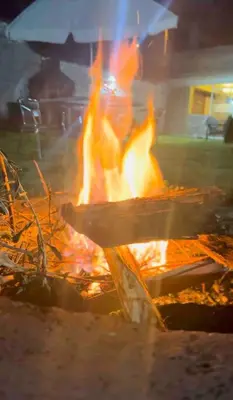 a person is cooking food over a fire at Casa Victoria - Huayllabamba, Urubamba Cusco, Perú in Huayllabamba