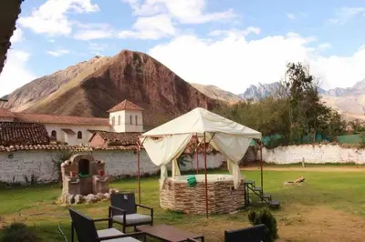a tent in a yard with a mountain in the background at Casa Victoria - Huayllabamba, Urubamba Cusco, Perú in Huayllabamba