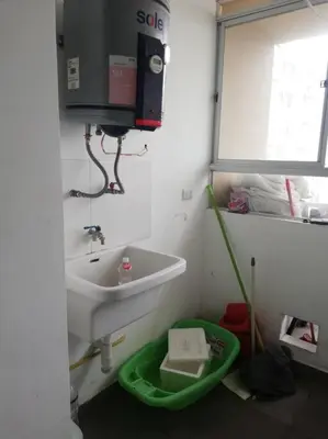 a bathroom with a sink and a green bucket at Apartamento 3Hab Seguridad y Cerca del Aeropuerto in Lima