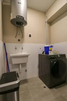 a laundry room with a sink and a washing machine at Vital by Wynwood House in Lima