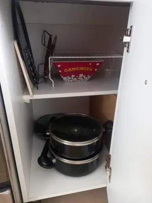 a shelf in a kitchen with a pot and a pan at Hogar de Jorge y Mary PLAYA SANTA MARÍA DEL MAR in Quebrada Seca