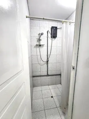 a bathroom with a shower with a shower curtain at Departamento en el Centro Historico de Lima Perú in Lima