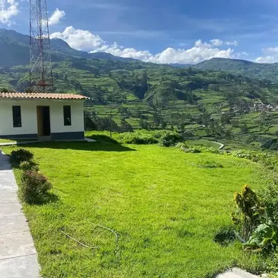 Casa de campo con impresionante vista a las montañas y cascada en Canta