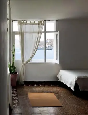 a bedroom with a bed and a window at Ninfas 371 in Pucusana